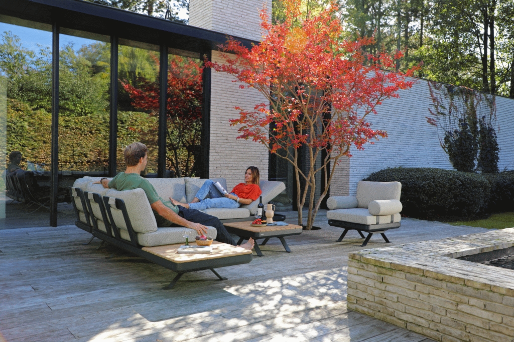 Die in mehreren Positionen schräg einstellbaren äußeren Sitzflächen unseres SKY Lounge 3-Sitzers sind in puncto Komfort nicht zu unterschätzen