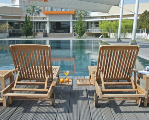 Sonnenliegen sind für die perfekte Entspannung am Pool kaum wegzudenken.