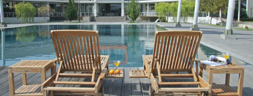 Sonnenliegen sind für die perfekte Entspannung am Pool kaum wegzudenken.