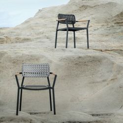 Modern, stapelbar und bequem – so stellt sich der Outdoor-Sessel YOBEXaus der Kollektion „greenline by ZEBRA“ vor