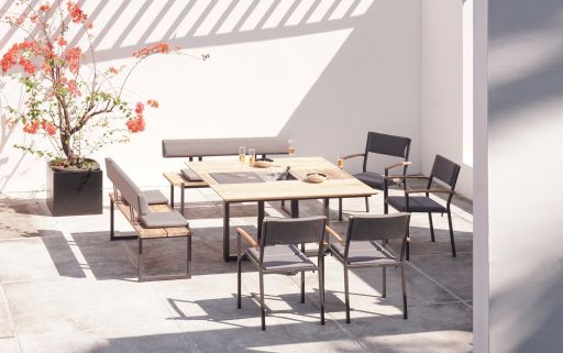 Ob Outdoor oder Indoor - die vielseitige QUADUX Dining Group Kollektion verbindet Eleganz mit traditioneller Handwerkskunst