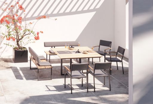 Ob Outdoor oder Indoor - die vielseitige QUADUX Dining Group Kollektion verbindet Eleganz mit traditioneller Handwerkskunst