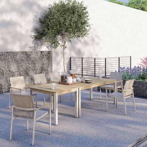 Ob Sitz- oder Loungegruppen, Gartentische oder praktische Accessoires – die Trendfarbeder Outdoor-Saison 2025 ist Light Taupe