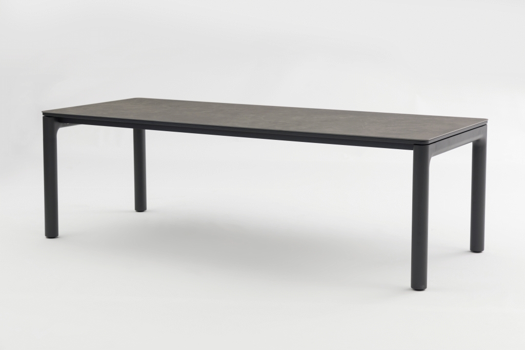 Der rechteckige VERO Tisch verbindet klare Linien mit einer edlen Keramiktischplatte – ein Klassiker,der Terrassen Charakter verleiht