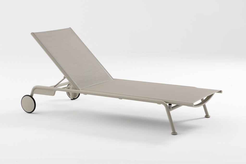 Ob in light taupe oder graphite – die puristische SOMERSET Liege ist der perfekte Begleiterfür unbeschwerte Sommermomente am Pool