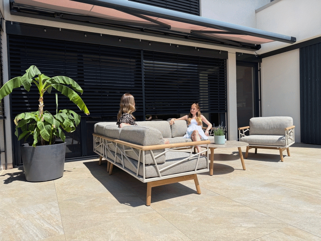 Ein Lounge-Sessel ist wie gemacht für entspannte Auszeiten. Eine großzügige Sitzfläche und komfortable Polster bilden die Basis für echtes Wohlfühlen – so wie bei unserem SOLENA Loungesessel.